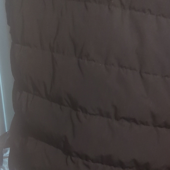 Elegant Black Puffer Jacket with Faux Fur Trim - Picture 12 of 12